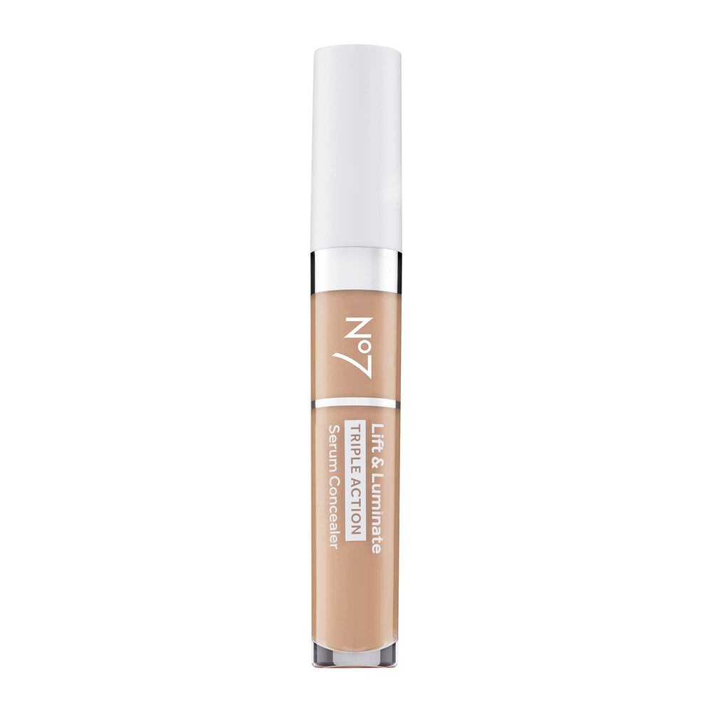 No7 Lift y Luminate suero-corrector en aplicación para tono uniforme y luminoso.