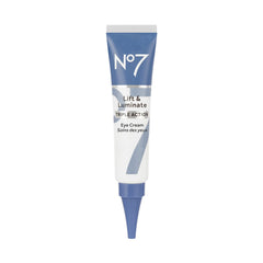No7 Lift & Luminate crema de ojos, aplicación suave y hidratación dirigida.
