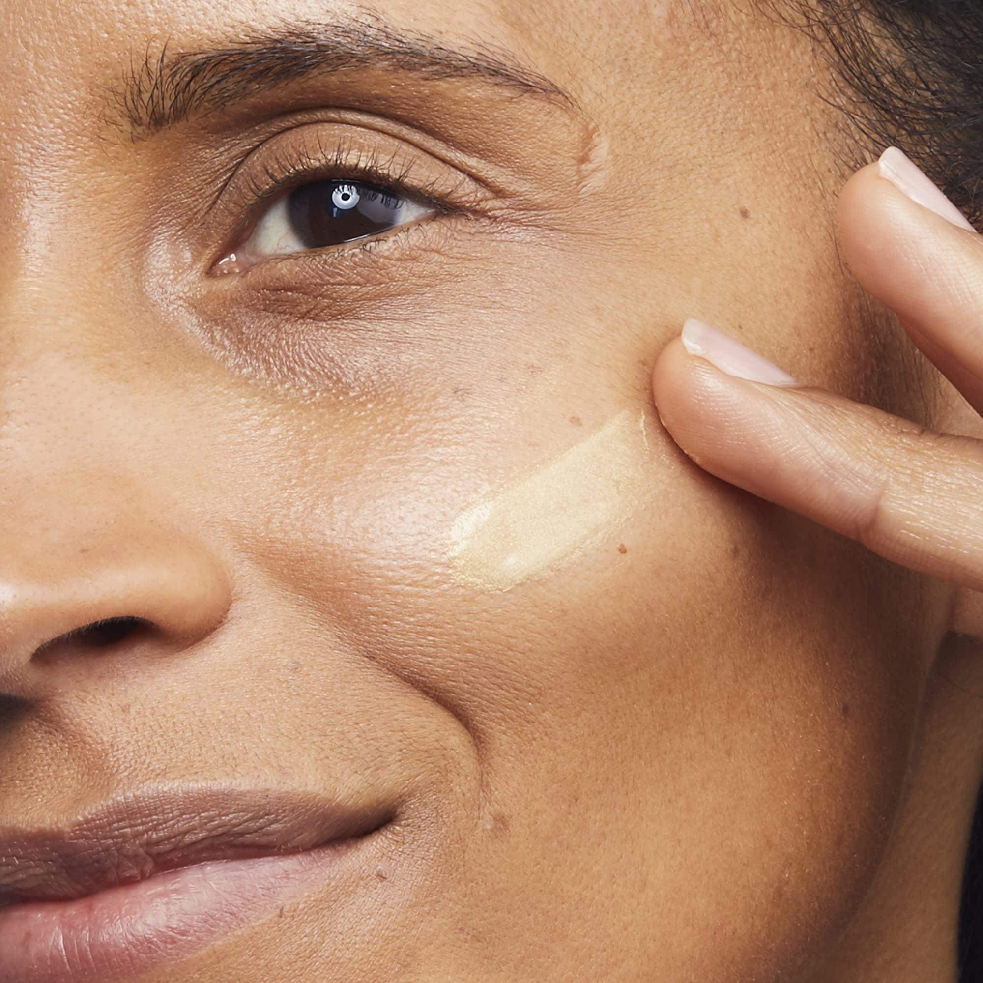 No7 Lift & Luminate Primer, efecto iluminador para piel más radiante al aplicar maquillaje.