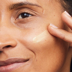 No7 Lift & Luminate Primer, efecto iluminador para piel más radiante al aplicar maquillaje.