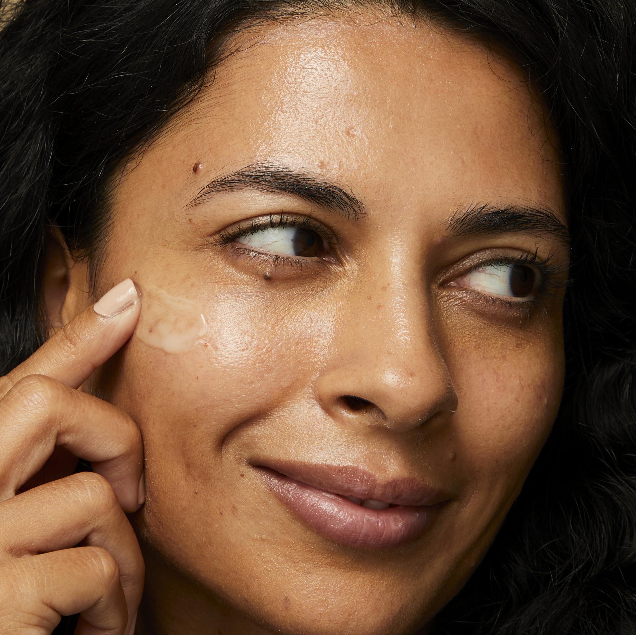 No7 Lift y Luminate serum aplicado en rostro realza tono uniforme.
