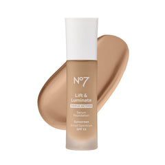 No7 Lift & Luminate en tono Honey, acabado natural radiante