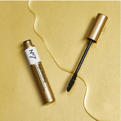 No7 Mascara Ojos Antiedad aporta volumen notable para pestañas más densas.