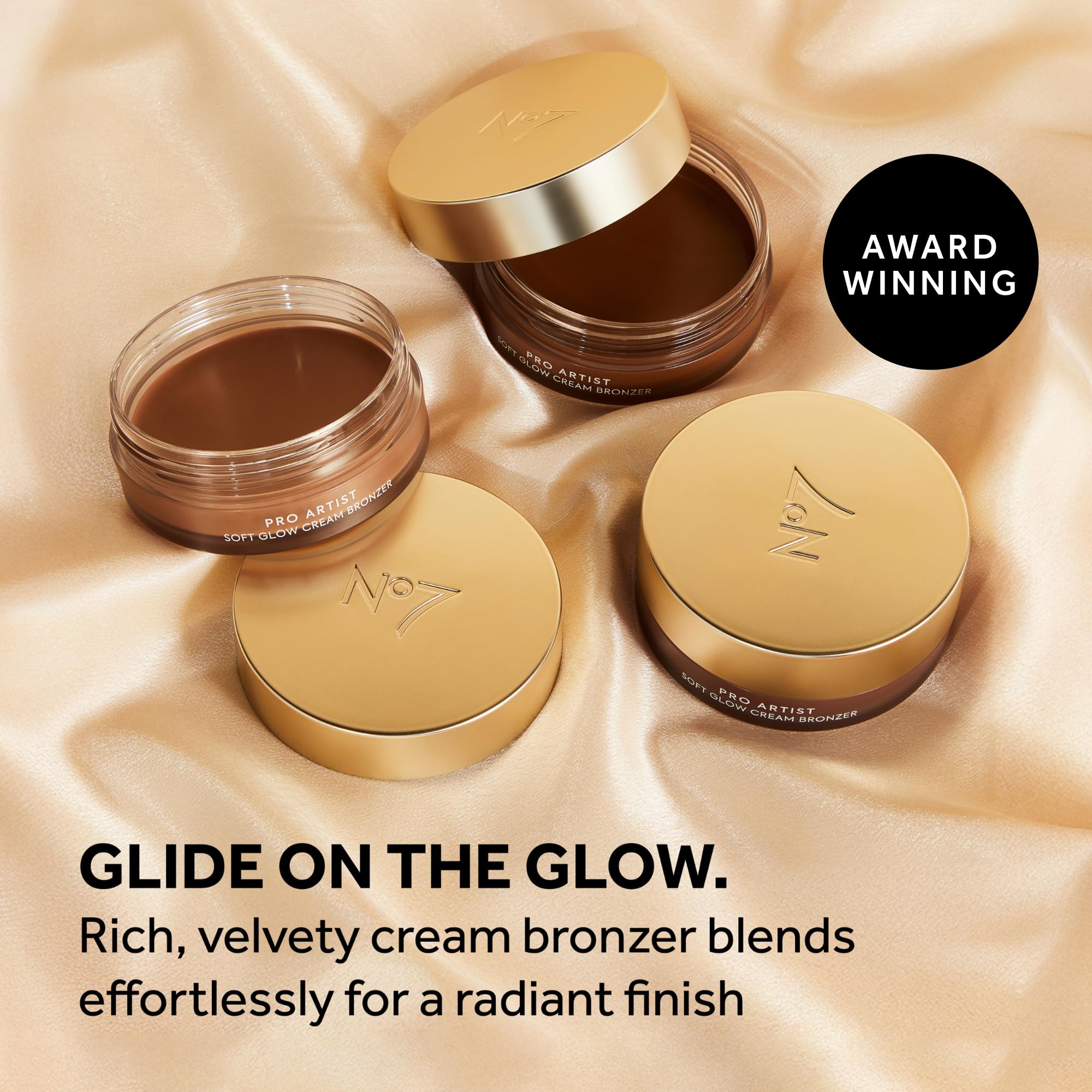 No7 Pro Artist Soft Glow brinda brillo duradero para un rostro cálido.