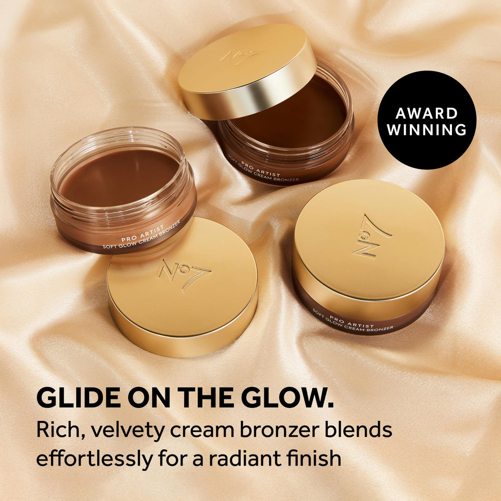 Textura ligera de No7 Soft Glow Bronceador en crema para un acabado suave.