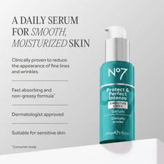 Aplicación de No7 Protect and Perfect serum en la palma para hidratación rápida