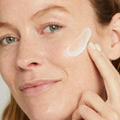 Aplicación nocturna de No7 Pure Retinol Night Cream en rostro y cuello.
