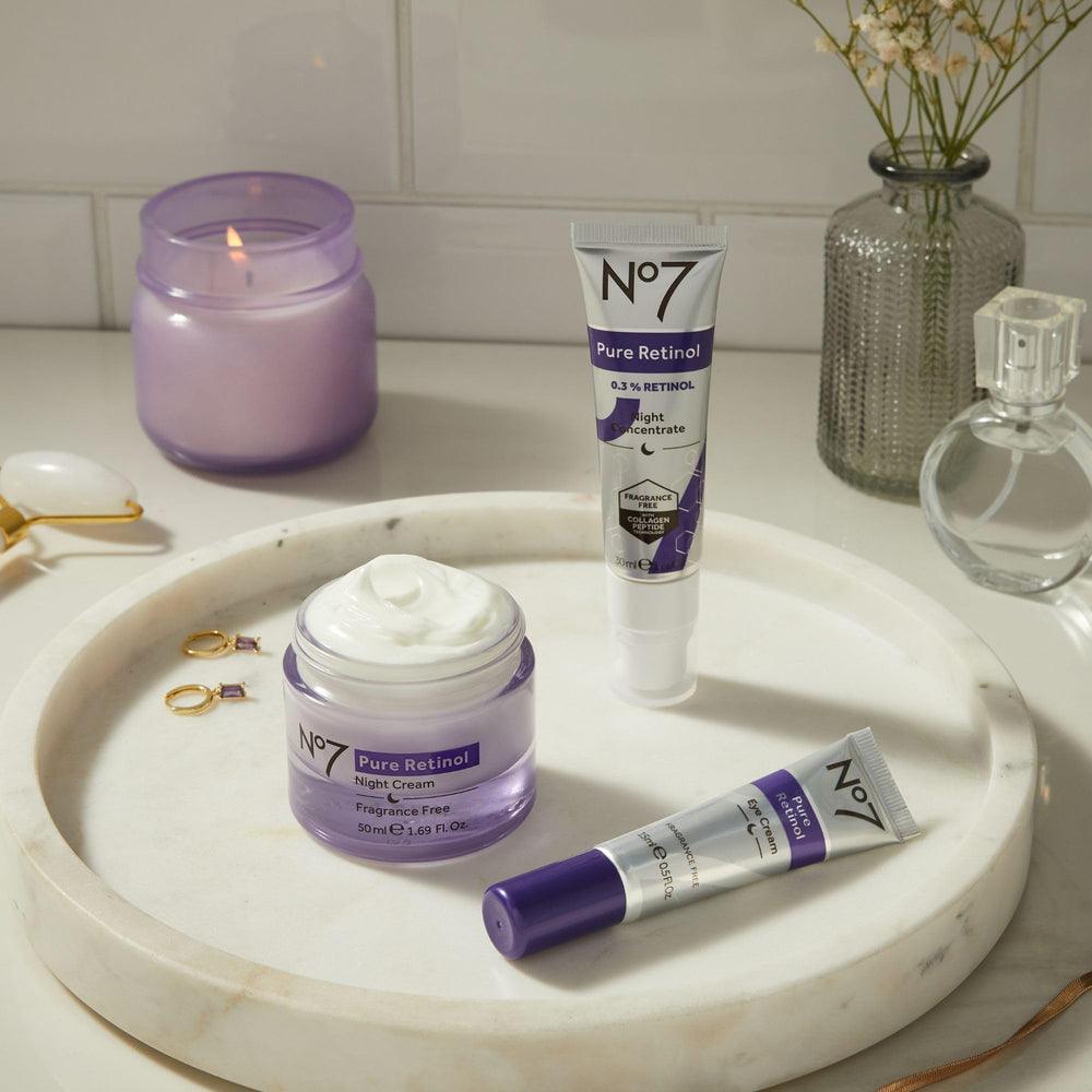 No7 Pure Retinol Night Cream muestra efecto de firmeza y textura refinada.
