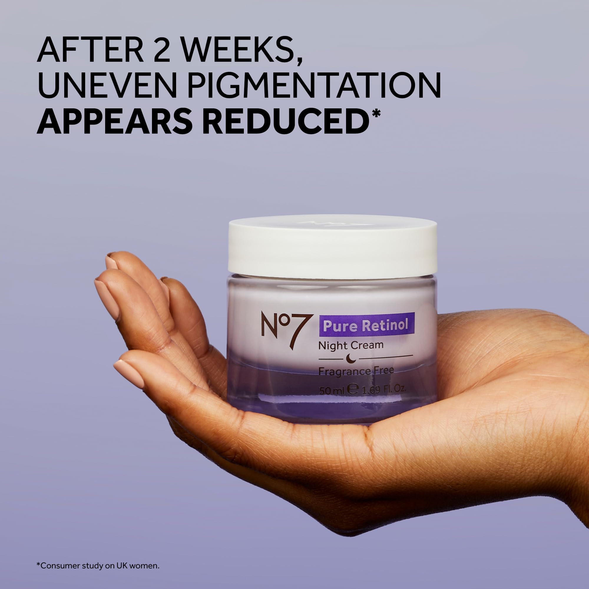 No7 Pure Retinol Night Cream contiene retinol y ácido hialurónico para hidratación.