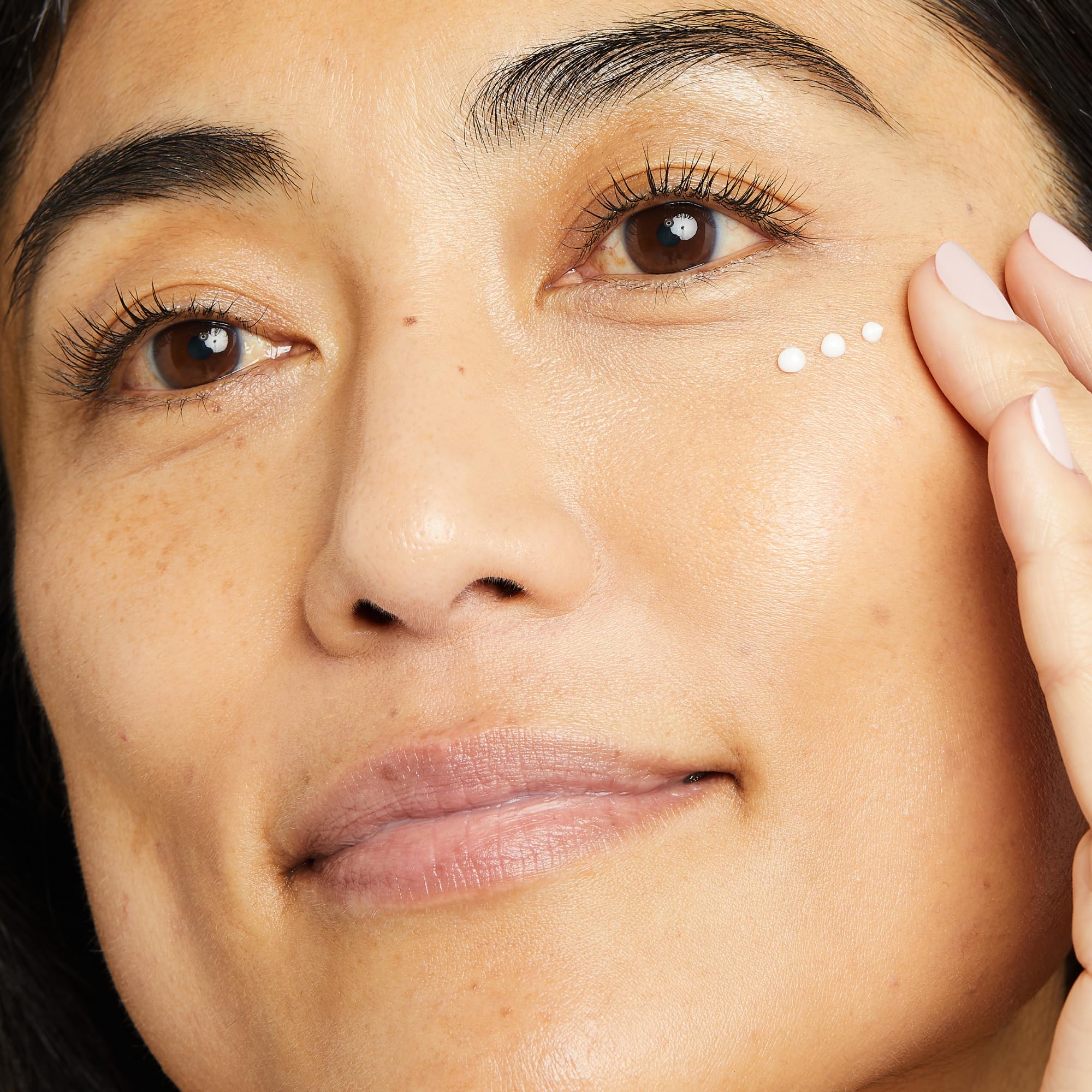 Aplicación nocturna de No7 retinol puro alrededor de los ojos