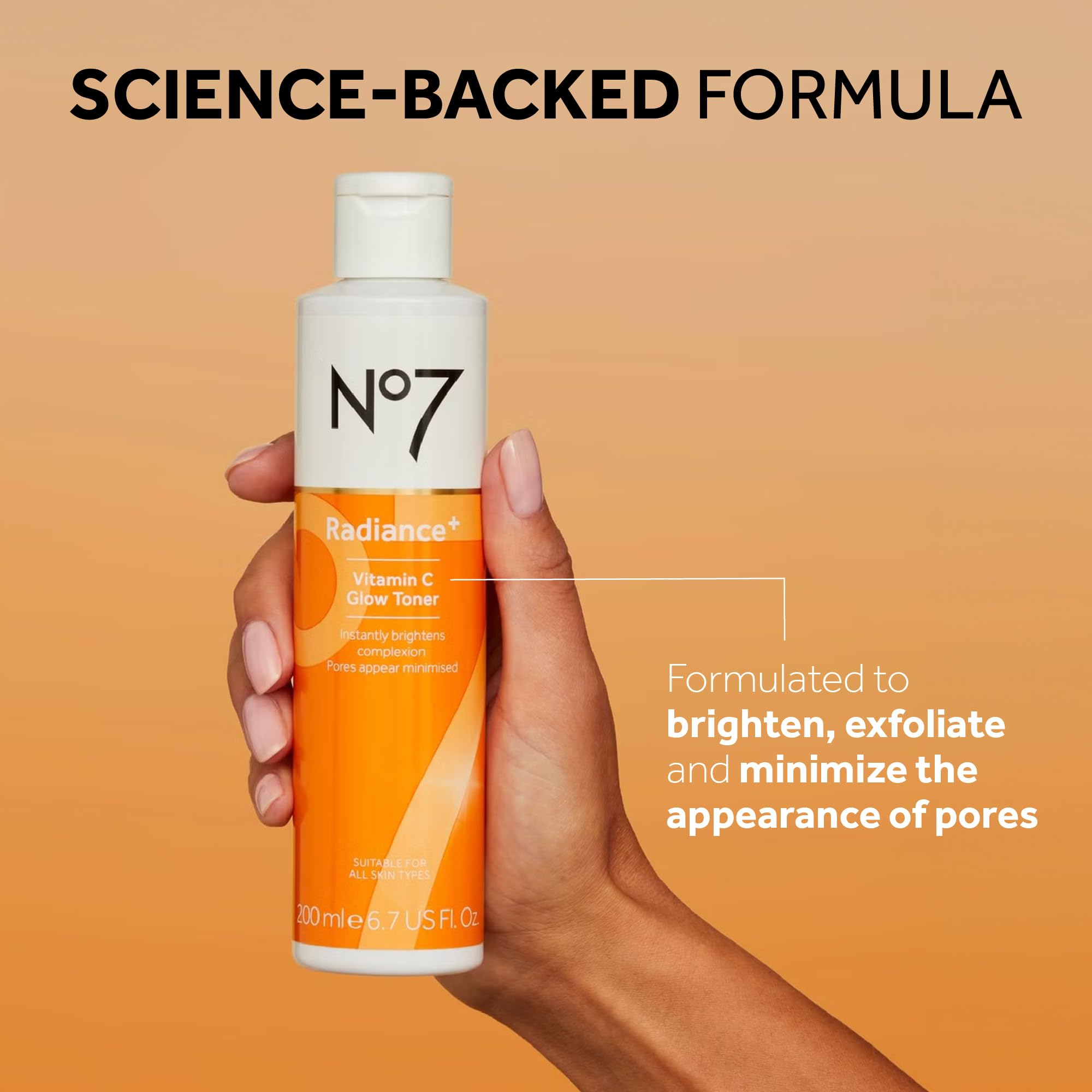 No7 Radiance+ aplicacion-tonico, aplica fácil y exfolia suavemente para una piel más lisa.