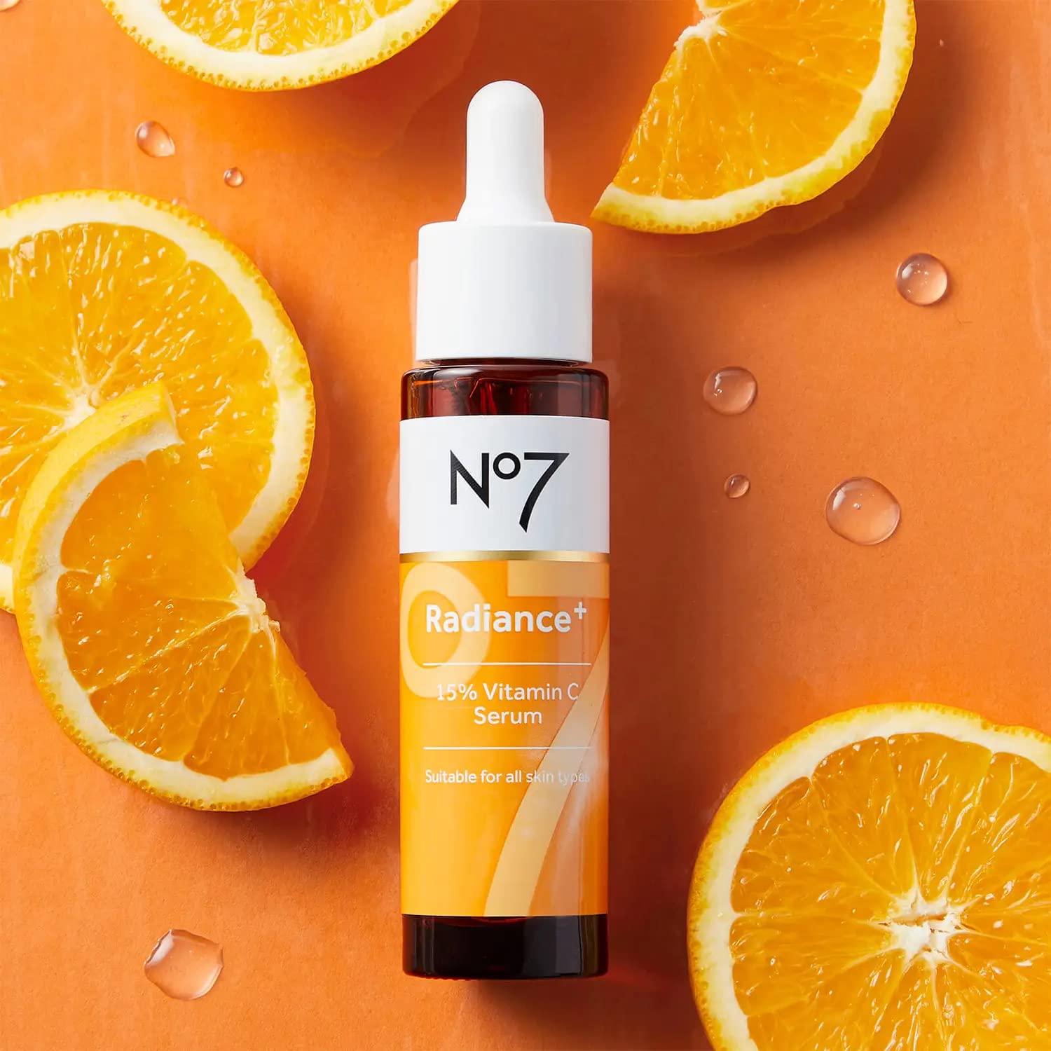 Aplicación diaria con No7 Radiance+ ayuda a igualar tono y textura.