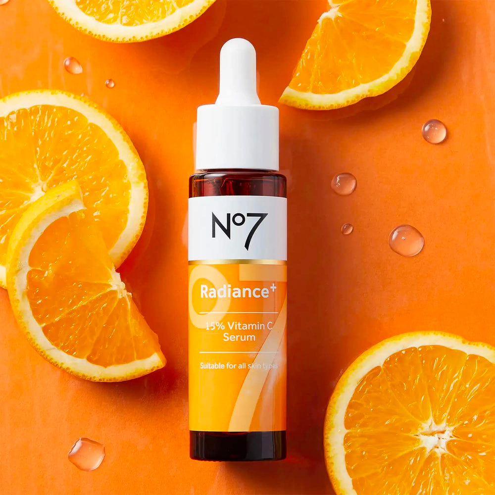 Aplicación diaria con No7 Radiance+ ayuda a igualar tono y textura.