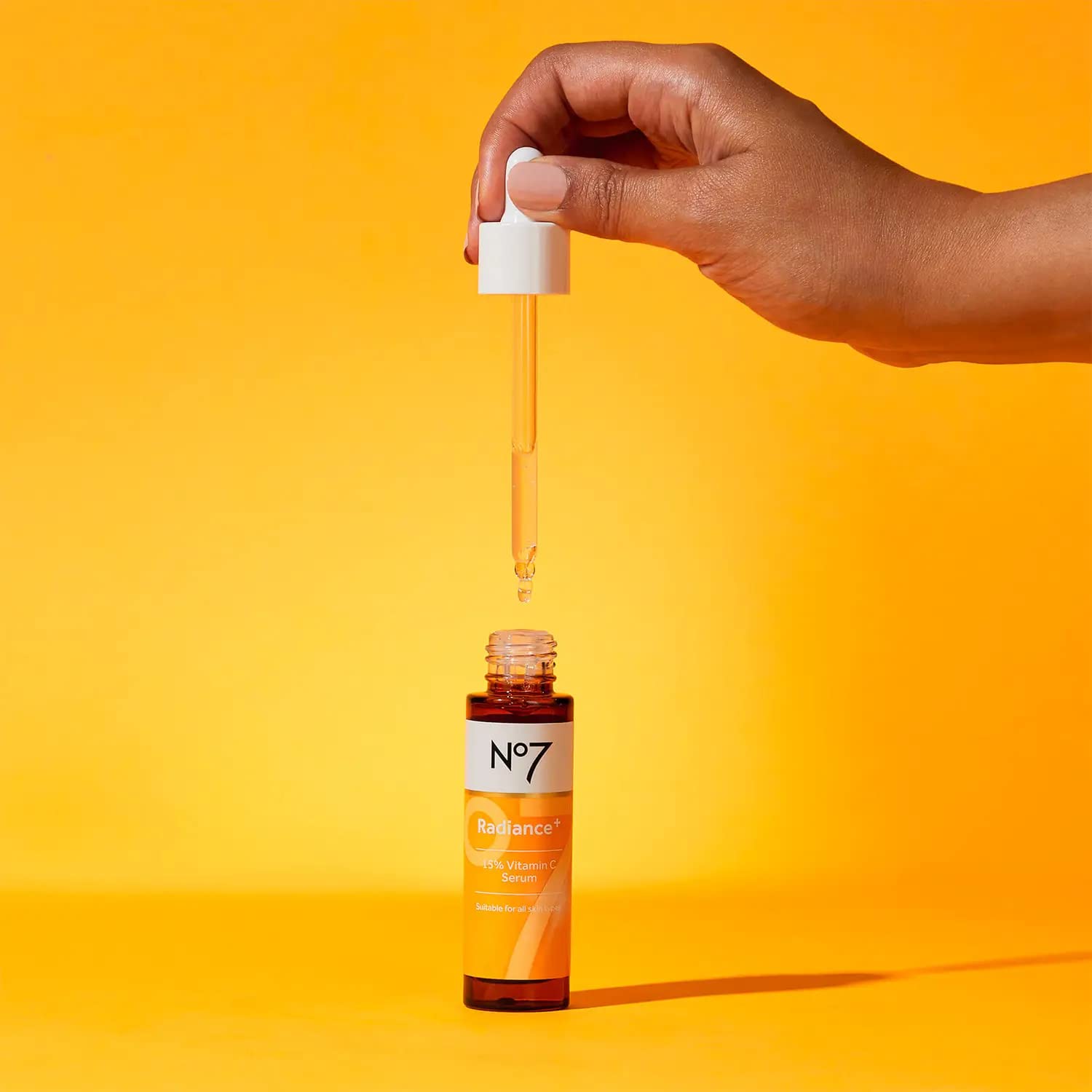 Uso diario con No7 Radiance+ para piel más luminosa y fresca.