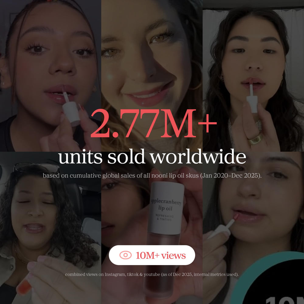 Aplicación con dedo del aceite labial NOONI Appleberry para color suave.