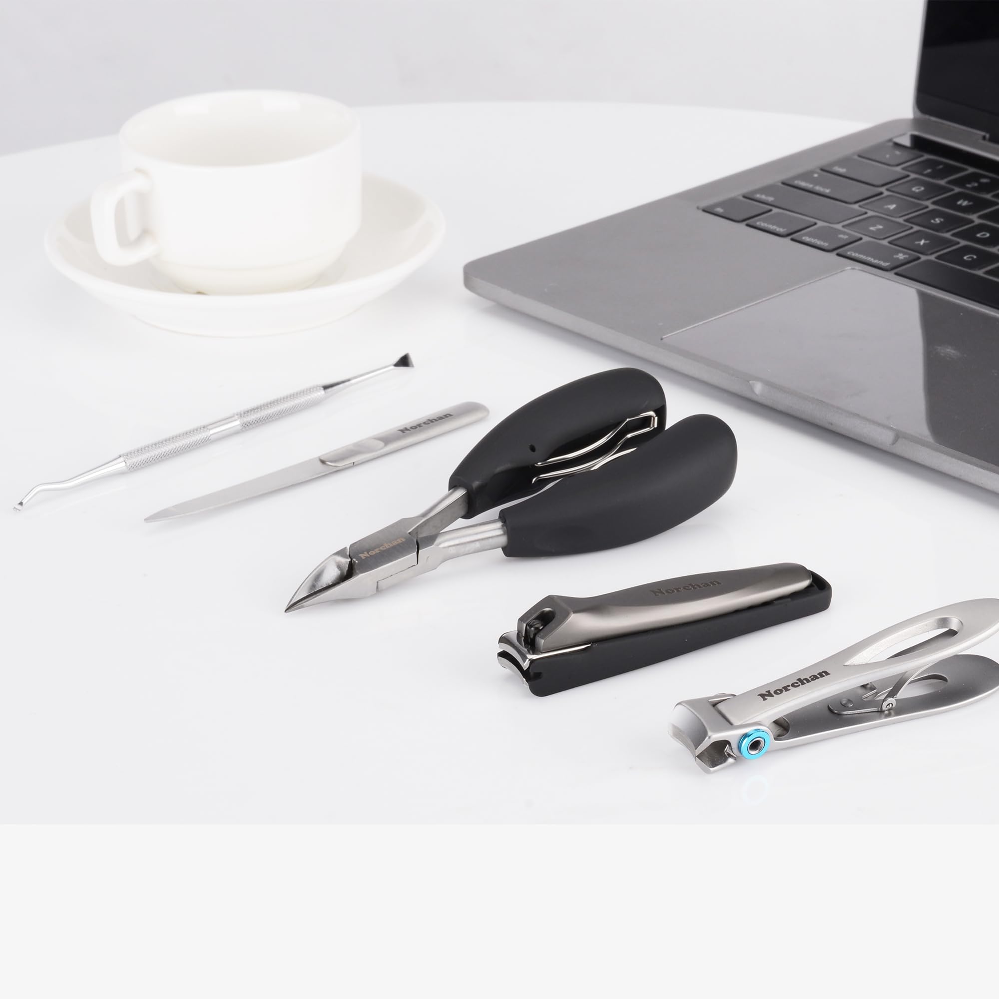 Norchan ergonomic grip enhances comfort during grooming sessions.