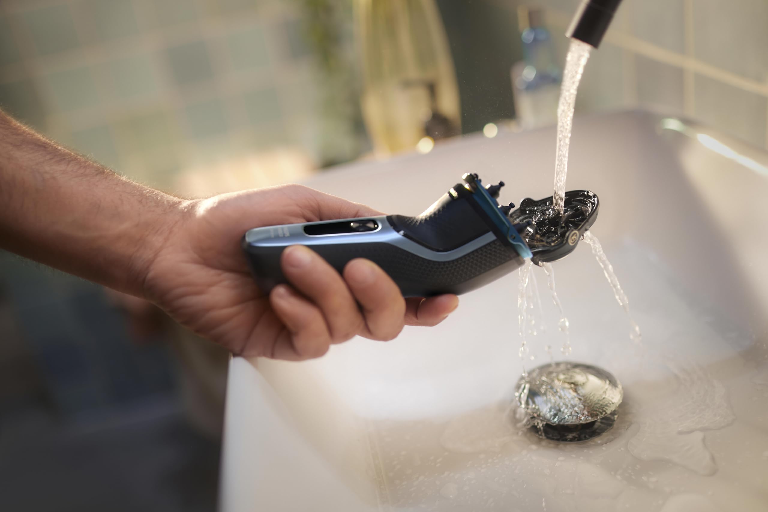 Norelco Shaver 3600 includes a protective p-cap.