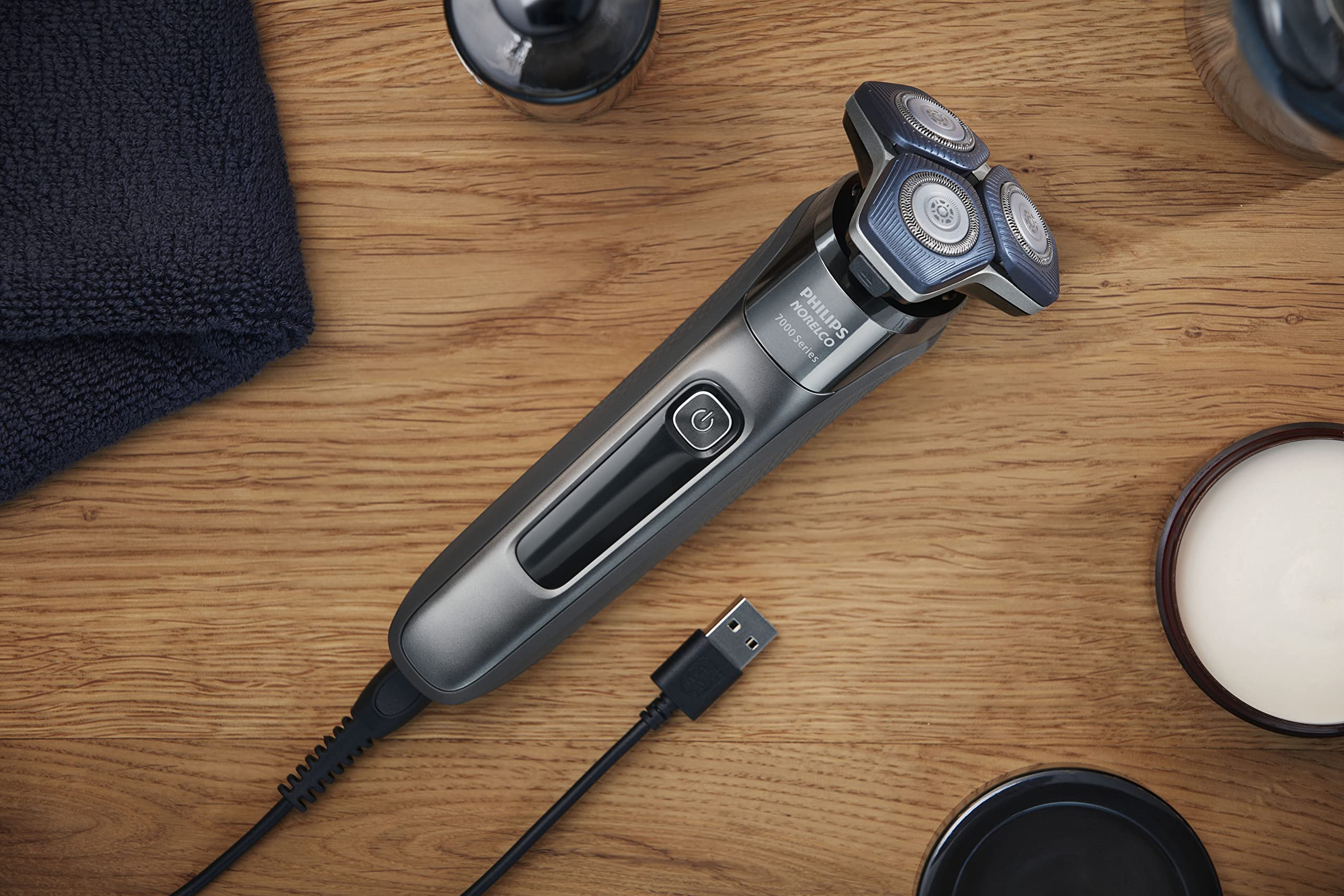 Norelco Shaver 7200 lithium-ion battery provides quick charging and long runtime.