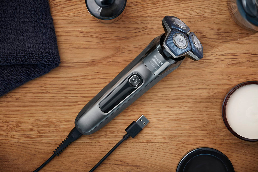 Norelco Shaver 7200 lithium-ion battery provides quick charging and long runtime.