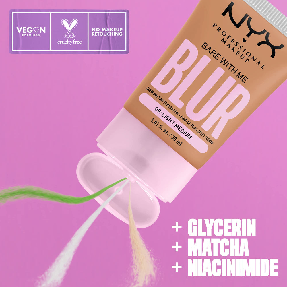 NYX Bare With Me Blur Tint: aplicación en mano para cobertura uniforme y suave.