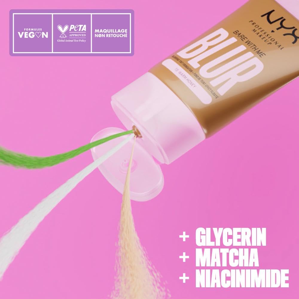 NYX Bare With Me Blur Tint Foundation se aplica con brocha para difuminado uniforme.