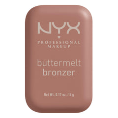 NYX Buttermelt Bronzer se aplica suavemente en el templo y las mejillas para un bronceado natural