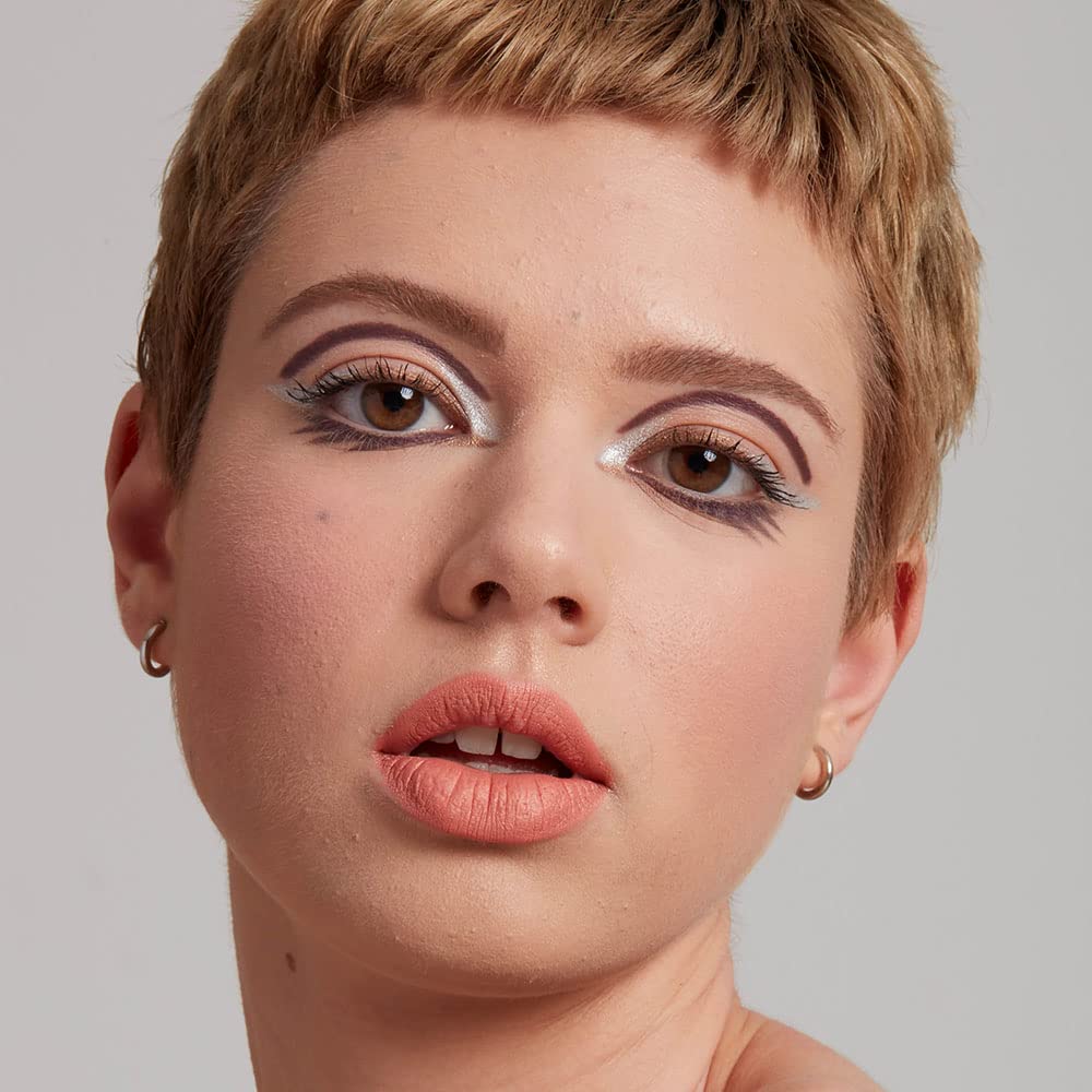 Look nocturno con delineador Epic Wear Berry Goth para mares oscuros