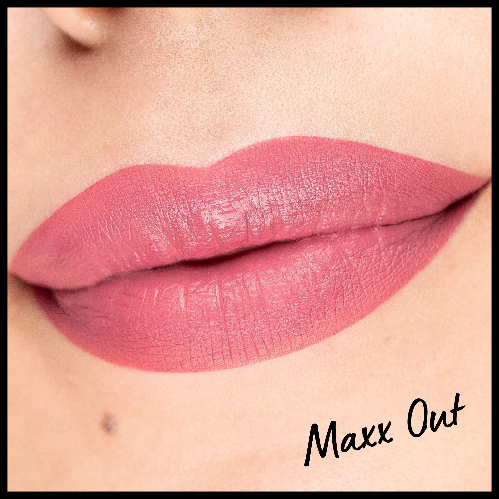 Color rosa claro frío NYX Lip Lingerie Maxx Out para look suave