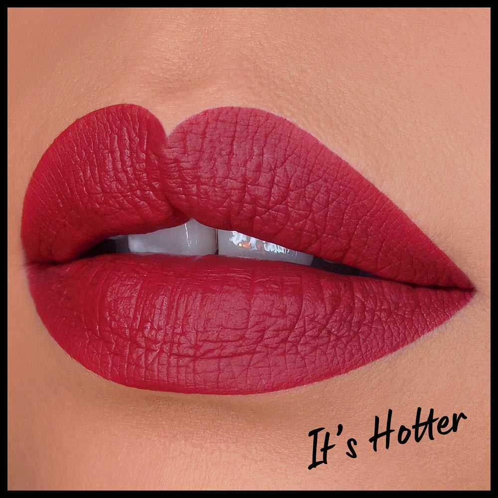 Acabado mate duradero sin transferencia con NYX Lip Lingerie XXL Matte para uso diario.