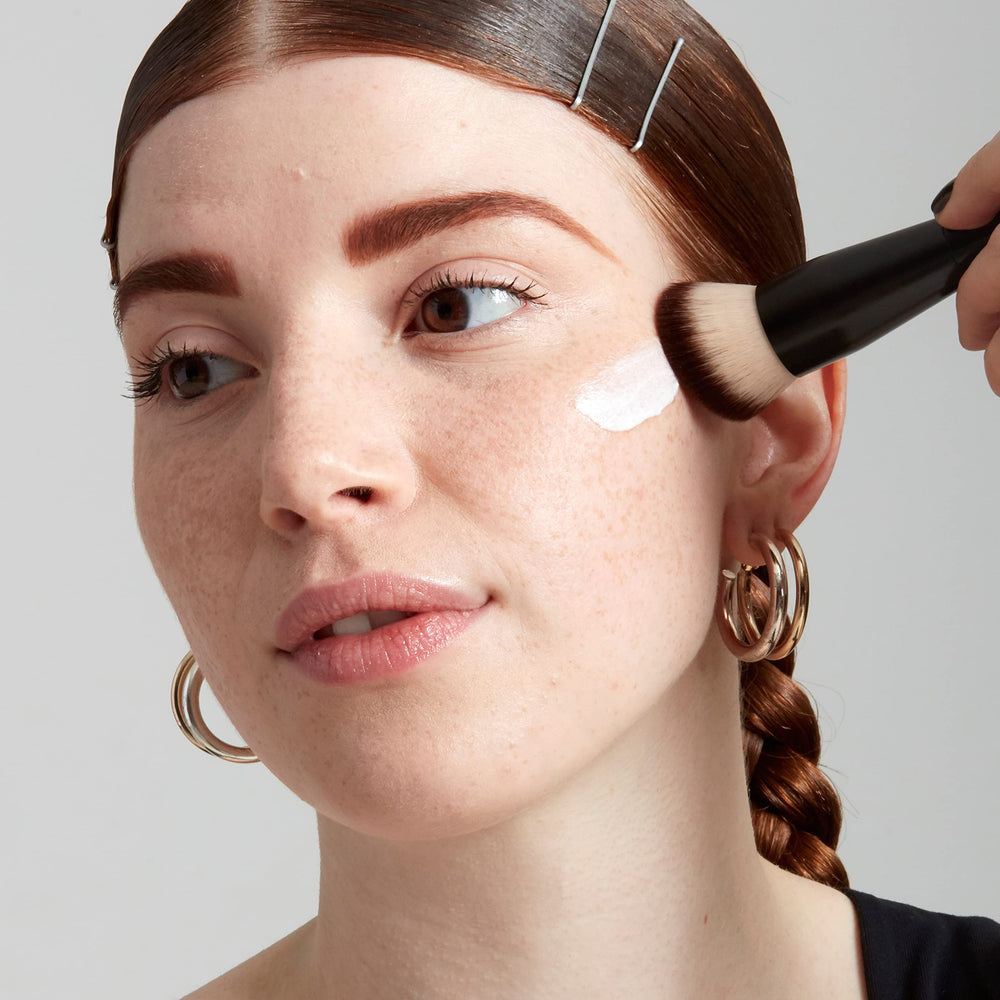 Proteccion diaria con SPF 30 para el rostro con NYX Bare With Me primer.