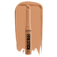 Barra correctora NYX Pro Fix en tono canela, aplicación suave para un acabado natural.