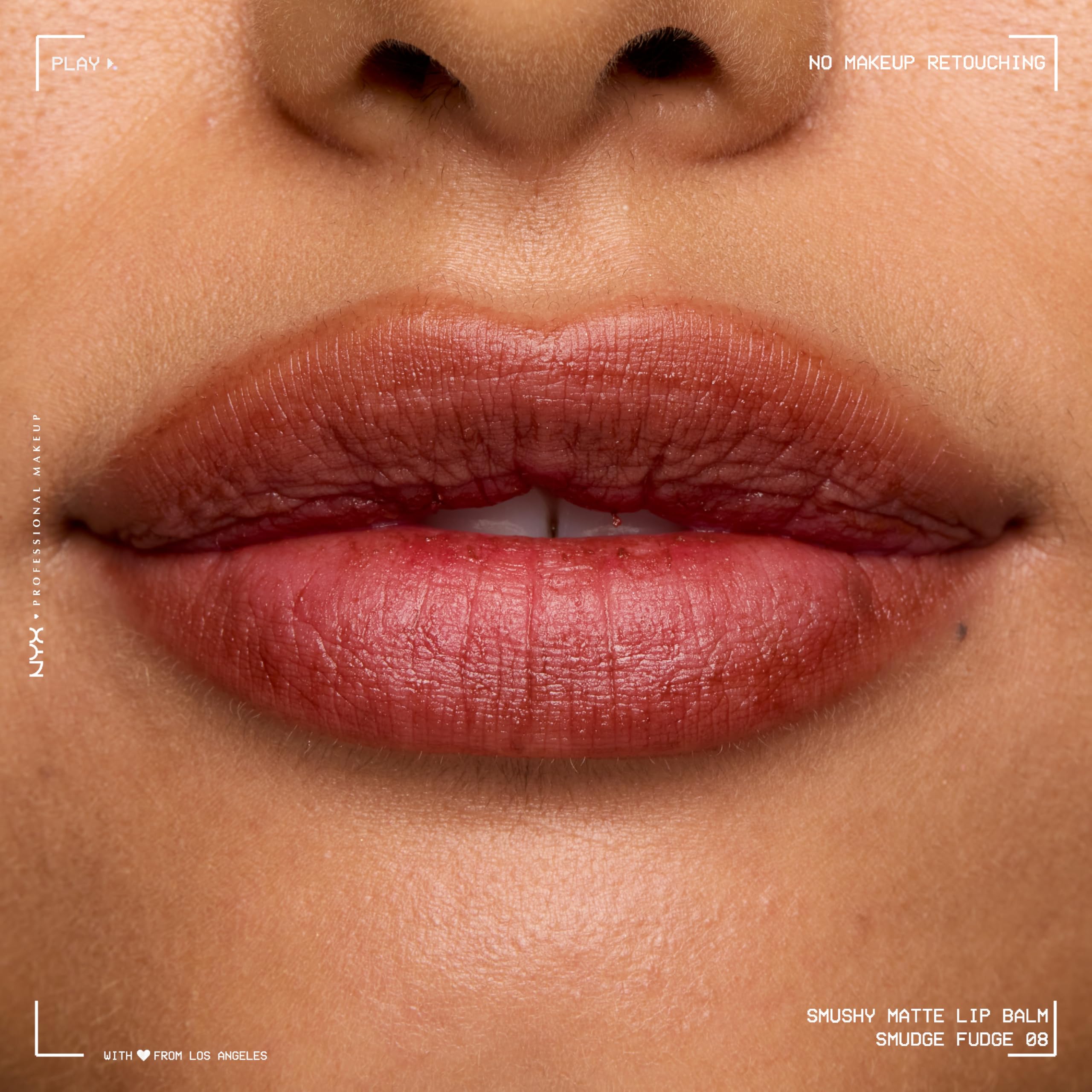 Aplicación suave del bálsamo labial Smushy Matte para labios definidos.