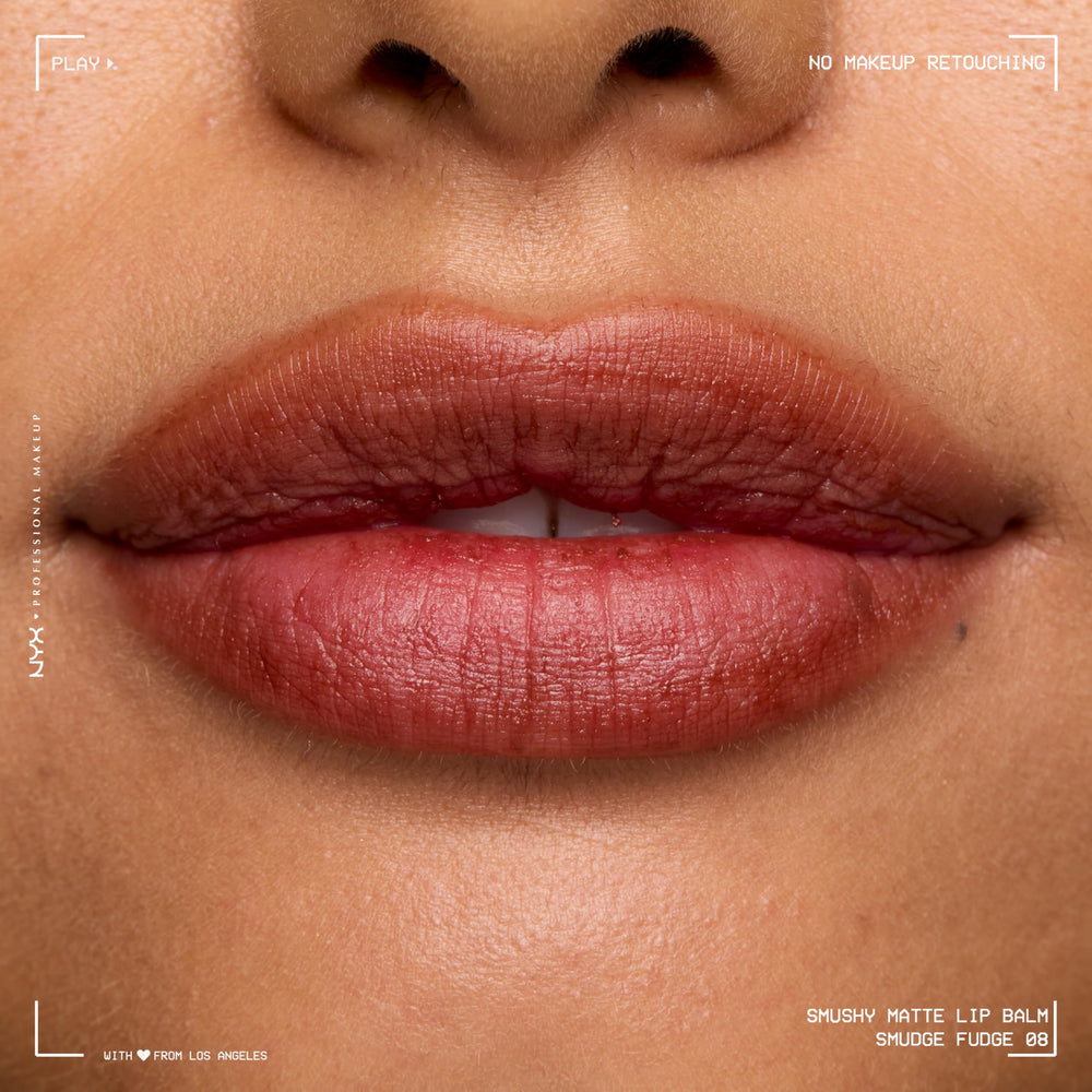 Aplicación suave del bálsamo labial Smushy Matte para labios definidos.
