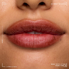 Aplicación suave del bálsamo labial Smushy Matte para labios definidos.
