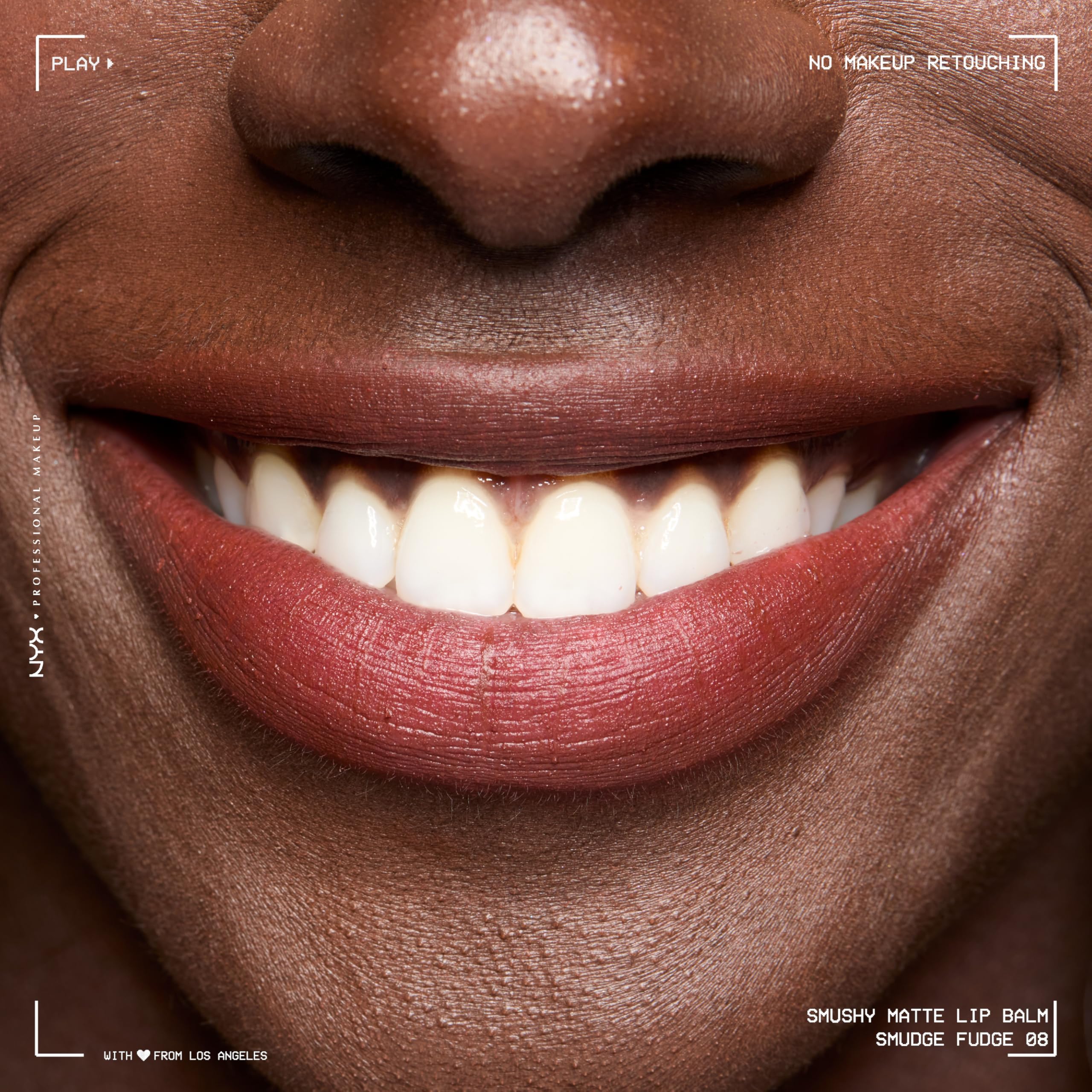 Bálsamo Smushy Matte en tono chocolate marrón para un look natural.