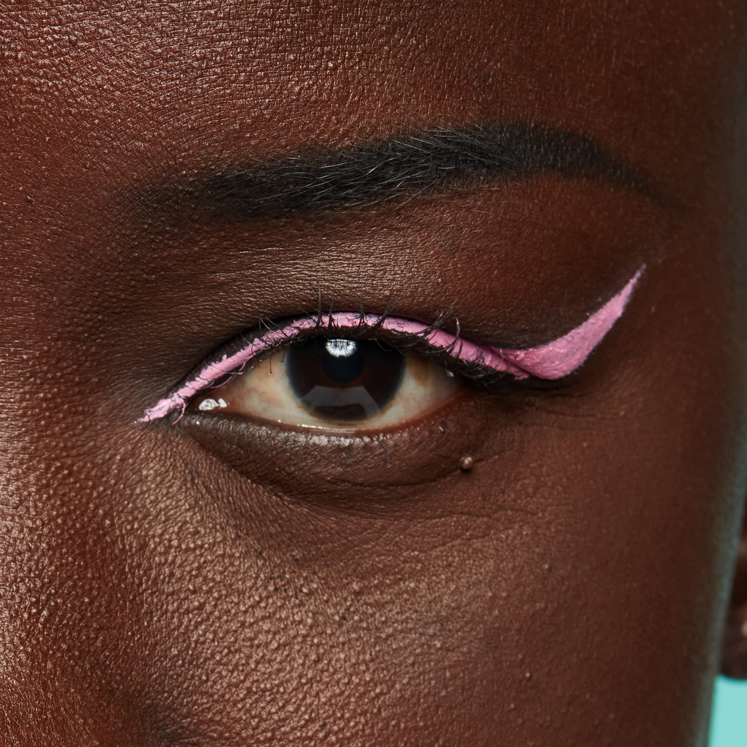 Delineador líquido Vivid Brights Sneaky Pink de NYX, ideal para principiantes gracias a su punta fina.