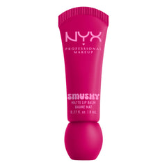 NYX Smushy Matte Lip Balm en aplicación suave para labios hidratados y cómodos.