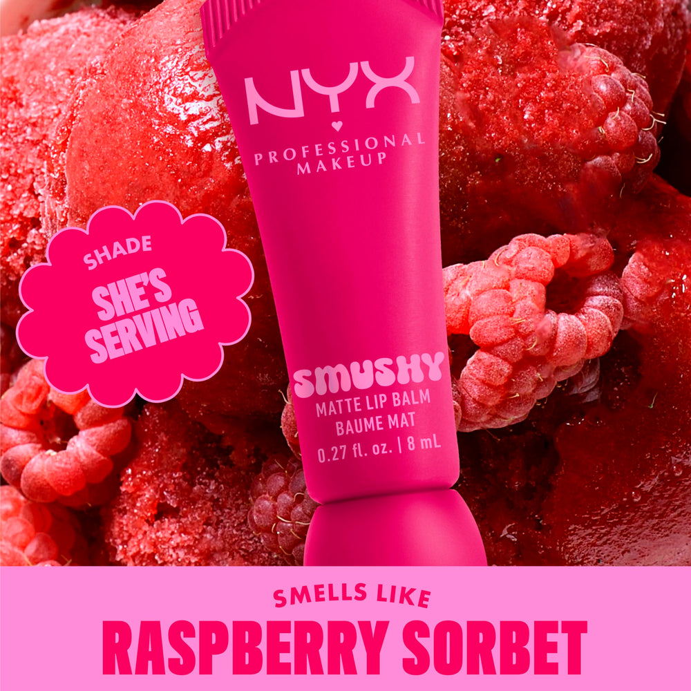 Tono fucsia vibrante con Smushy Matte Lip Balm para un acabado suave y duradero.