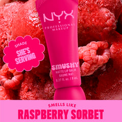 Tono fucsia vibrante con Smushy Matte Lip Balm para un acabado suave y duradero.