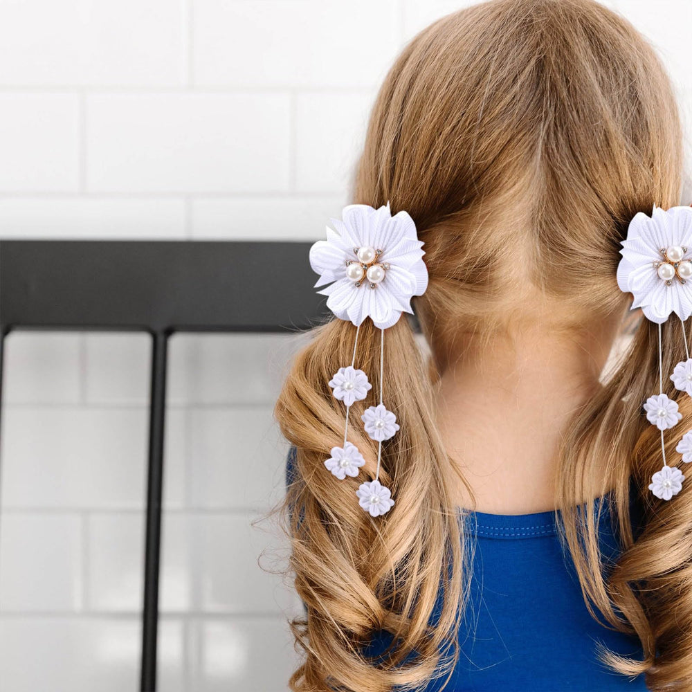 Detalle floral con cuentas de OAOLEER añade encanto suave al peinado