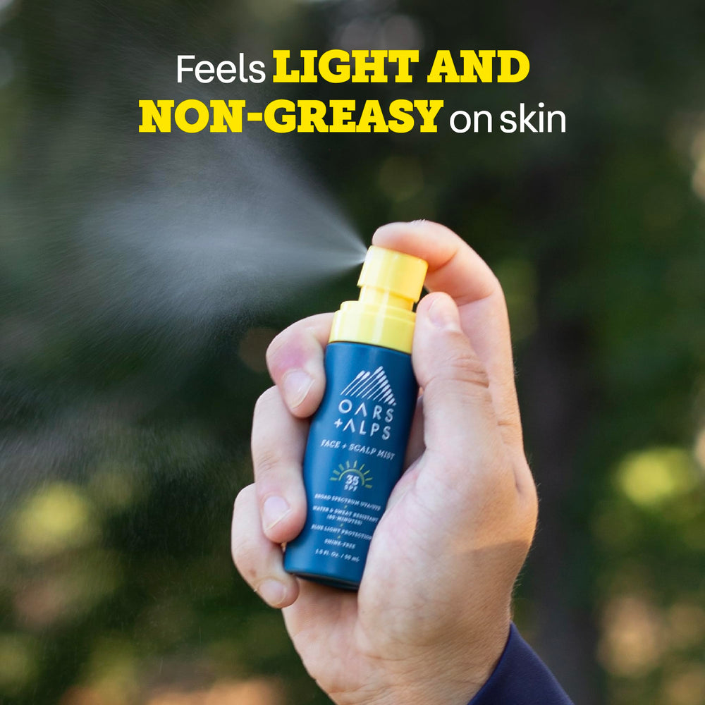 Puede usarse sobre crema facial para protección continua.