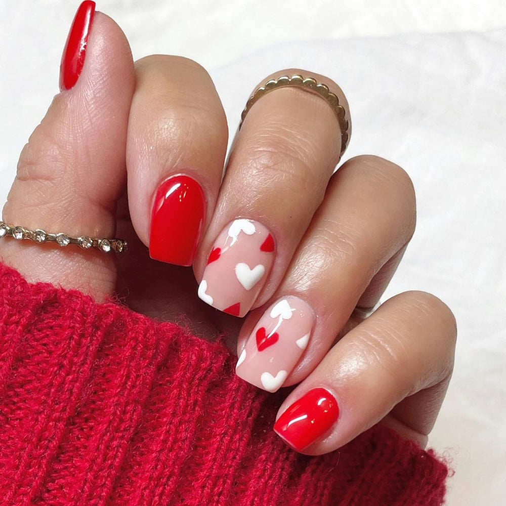 Uñas postizas OCOUYVD con corazones rojos para ocasiones románticas.