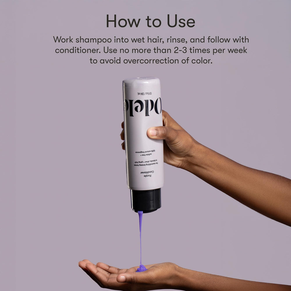 Aplicación de champú morado Odele en la ducha para cabello suave.