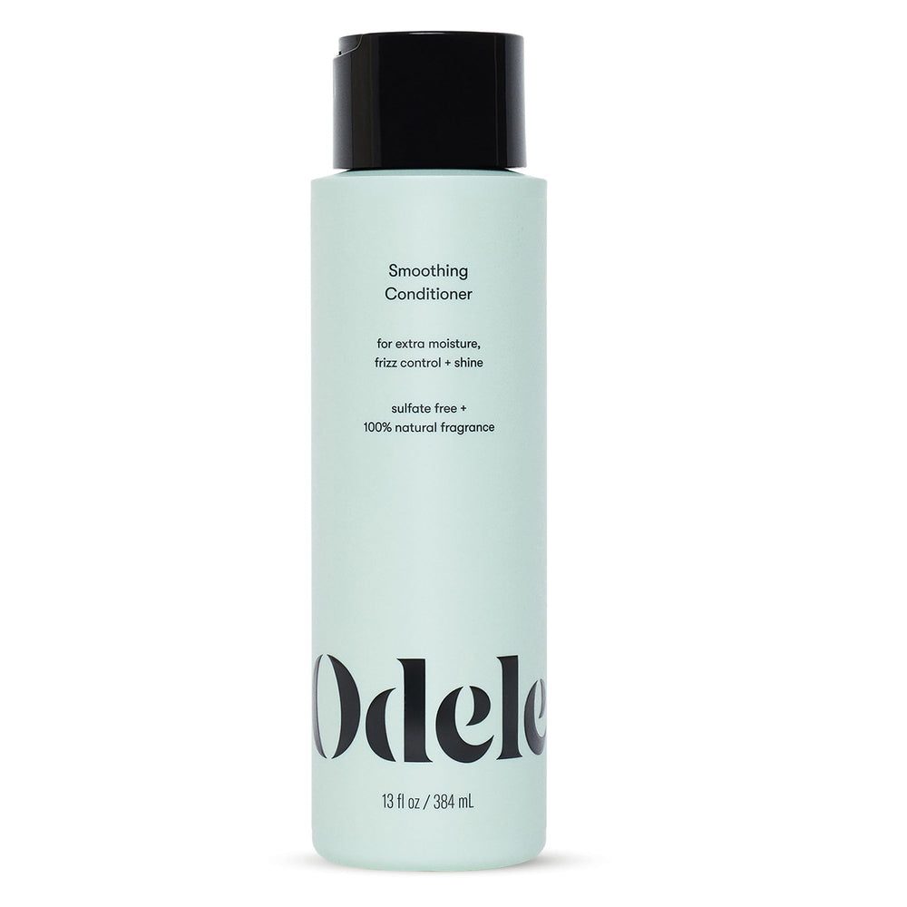Odele Acondicionador Suavizante sin sulfatos, botella vertiendo para hidratación suave y control del frizz.