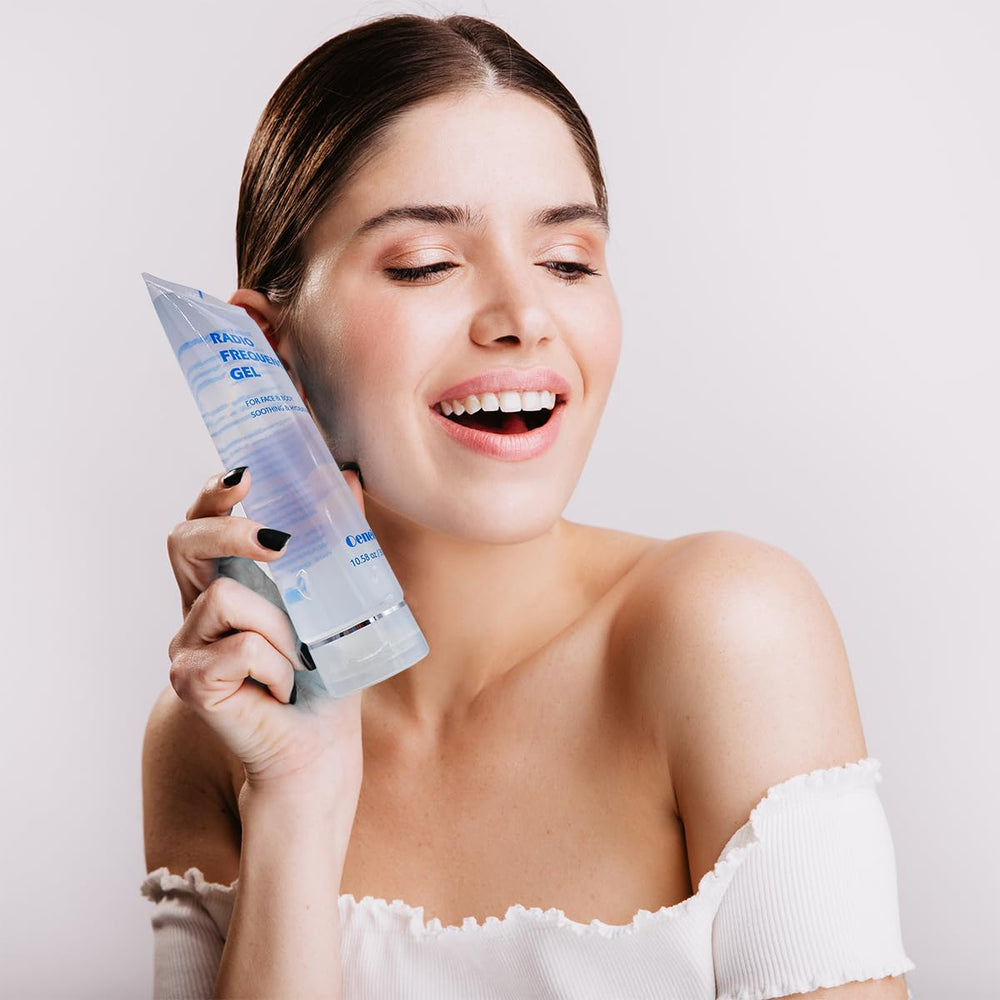 Oeneis transparent, water-based gel supports easy skin observation during sessions.