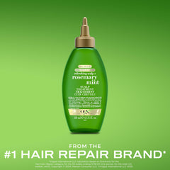 OGX aplicador preciso aplicando tratamiento en cabello húmedo.