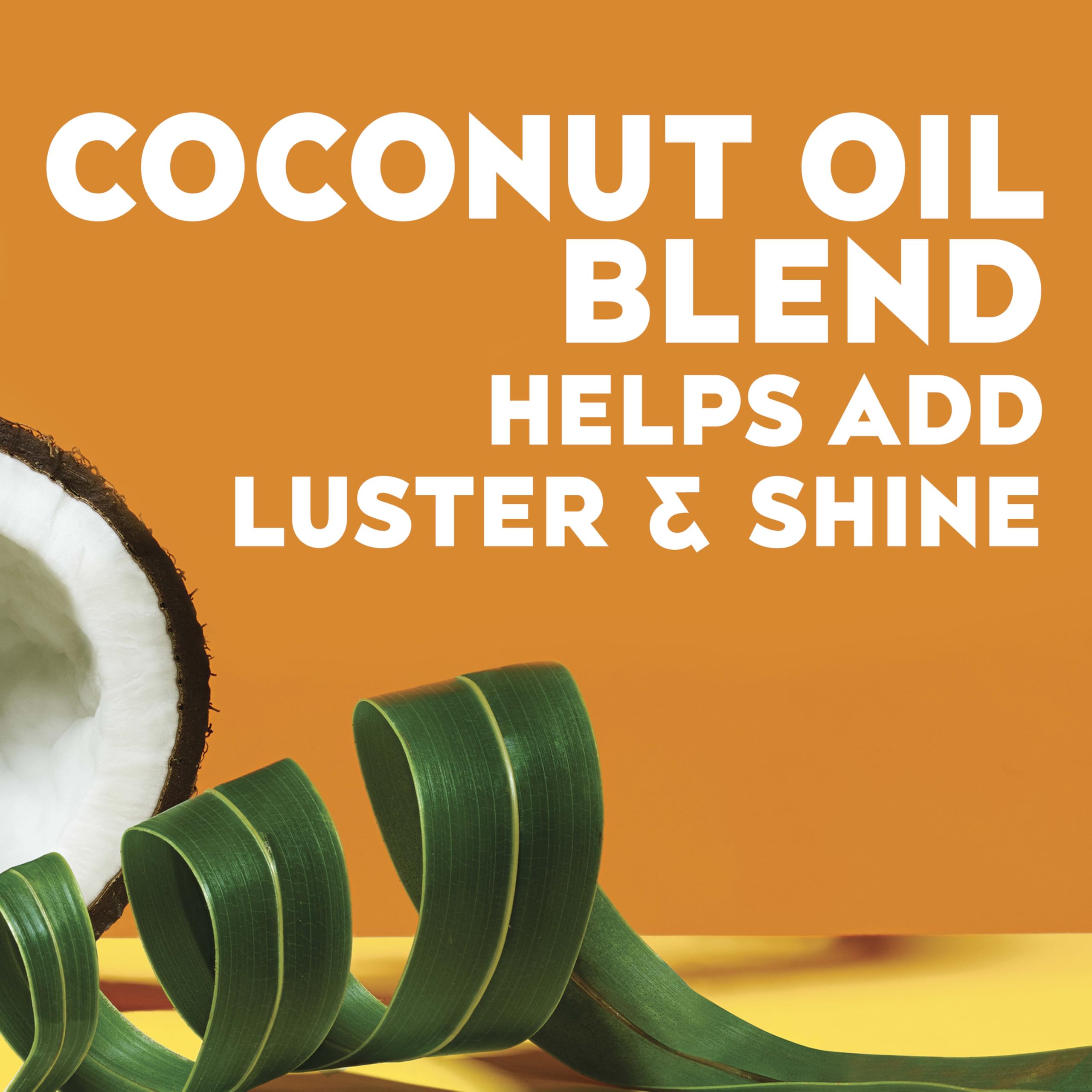 OGX Locking Coconut Curls Crema, aplicación en manos para distribución uniforme