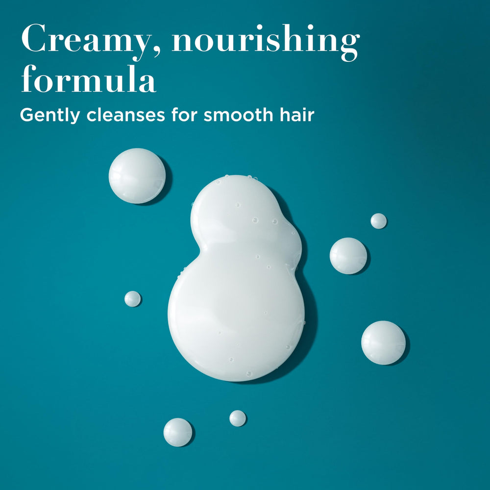 OGX Nourishing Coconut Milk Shampoo textura cremosa que facilita el lavado diario.