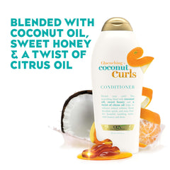 Cabello mojado con OGX Quenching + Coconut Curls mostrando brillo suave.