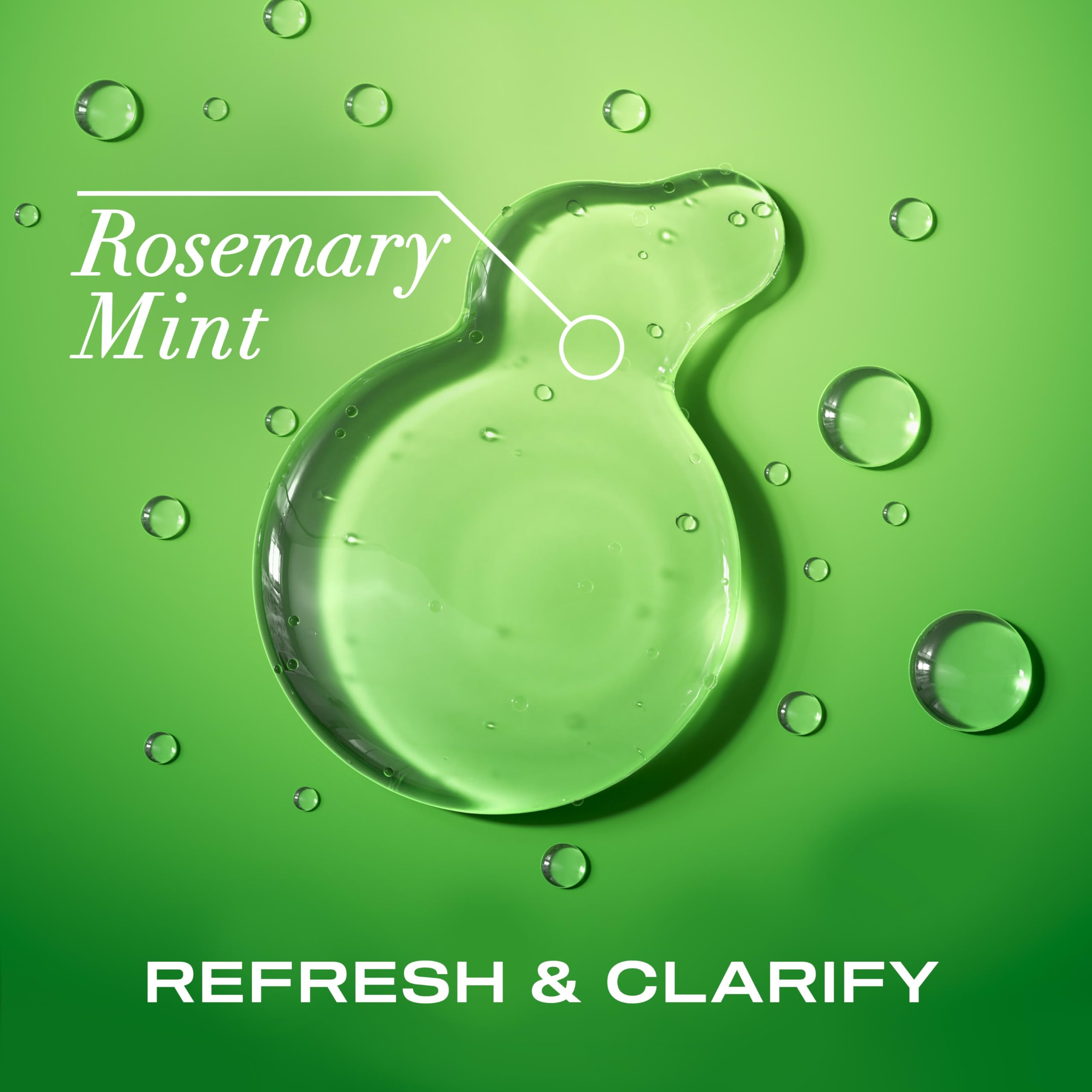 OGX Rosemary Mint Champú aplicado en cabello húmedo para una limpieza refrescante.